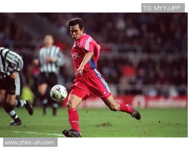 白色衬衫中的足球明星究竟是谁他在赛场上的表现如何